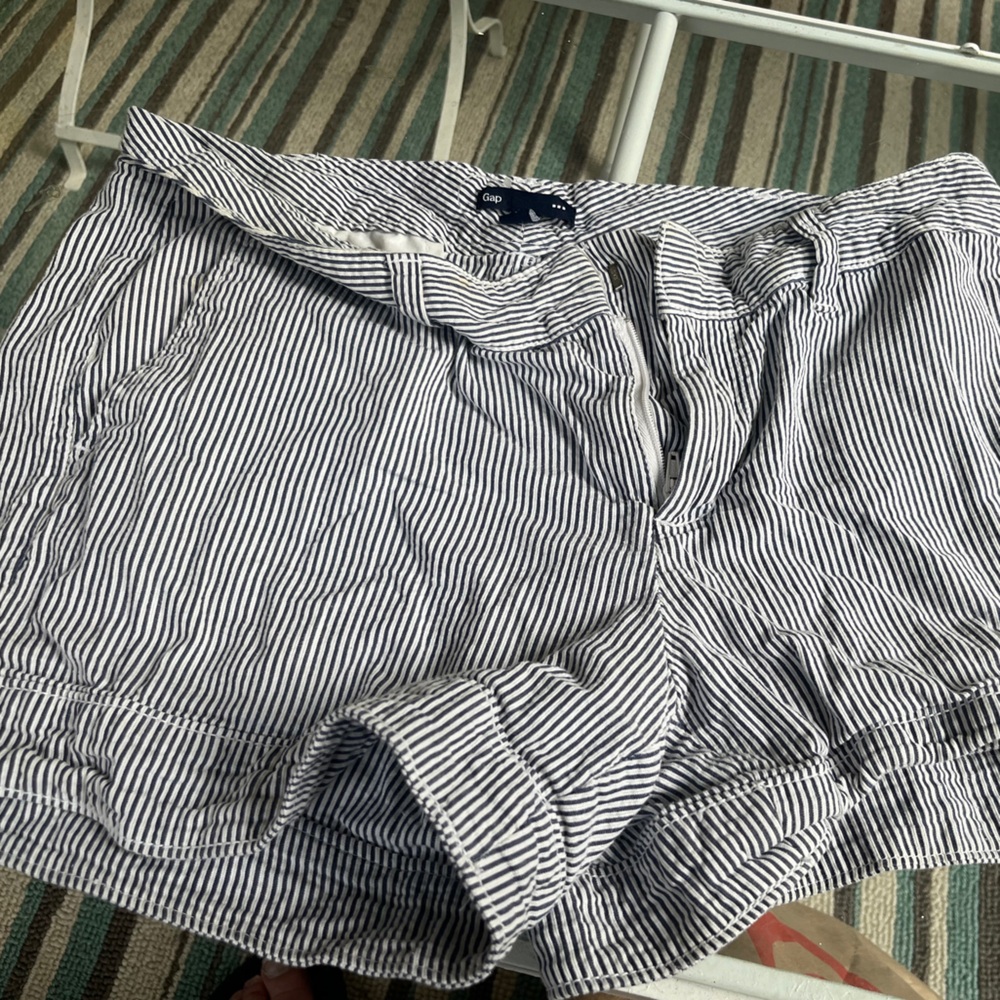 EUC Gap blue and white seersucker shorts
